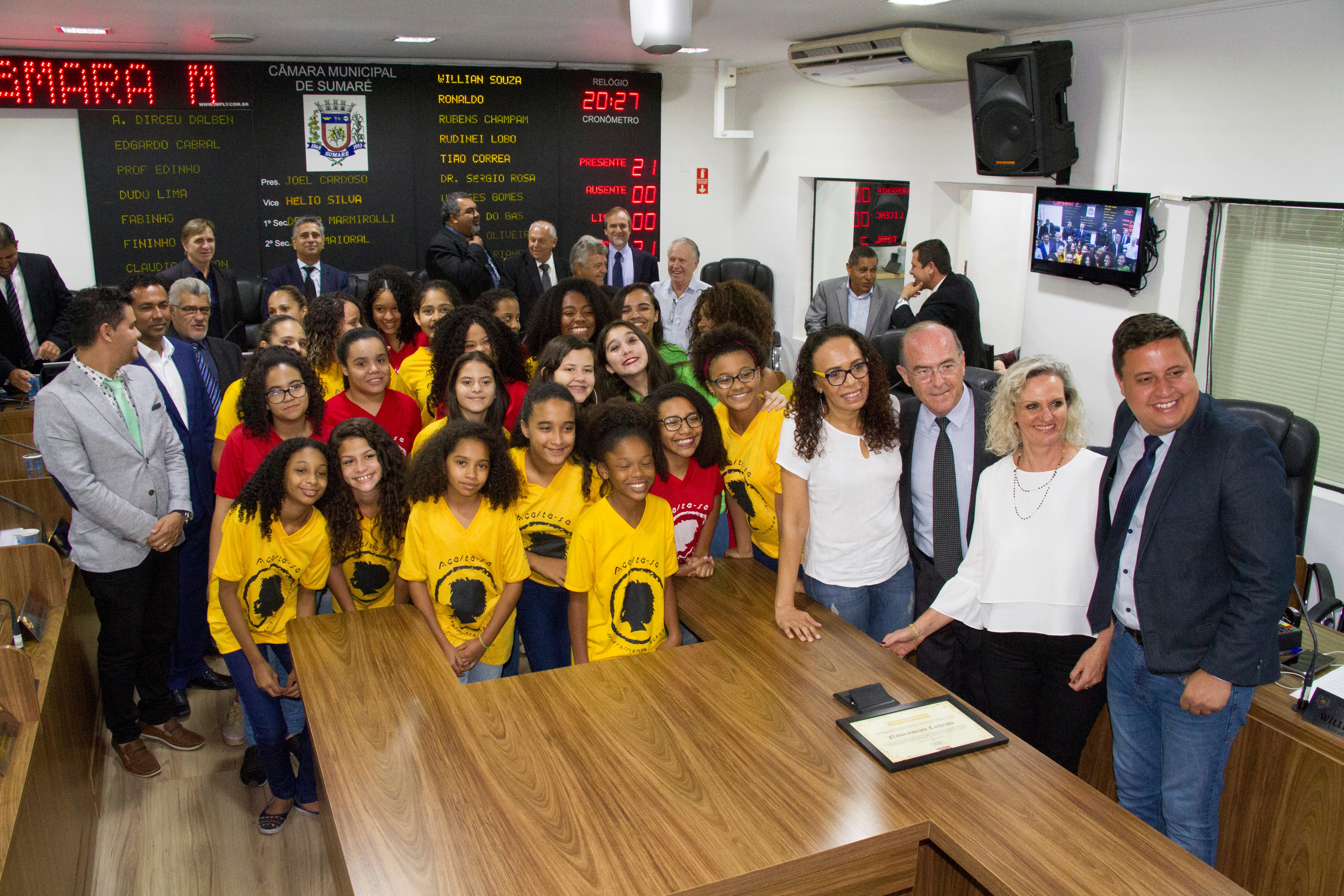 Os vereadores Décio Marmirolli (PSB) e Willian Souza (PT) homenagearam as jovens Ana Aurelia Maluf, Mércia Sena Nascimento e Isabela Nicole Cerqueira